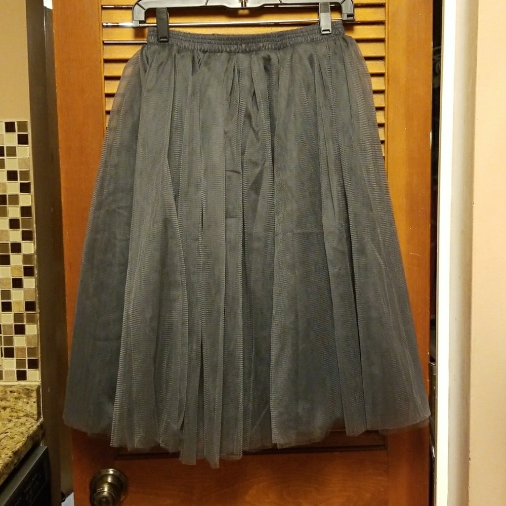 NWOT Tulle skirt in charcoal gray size Med